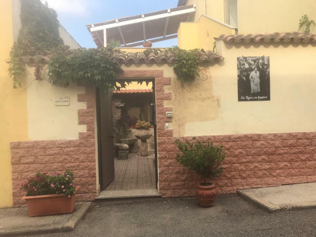 Oschiri罗萨和特拉佩里旅馆住宿加早餐旅馆 外观 照片